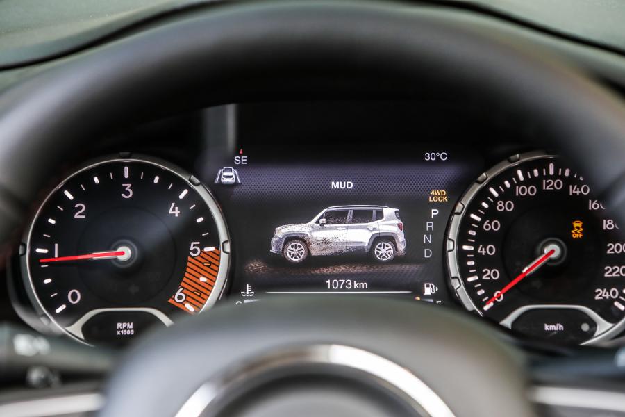 Панель приборов Jeep Renegade Trailhawk (BU) 2018 года  (WW) (фото 6 из 25)